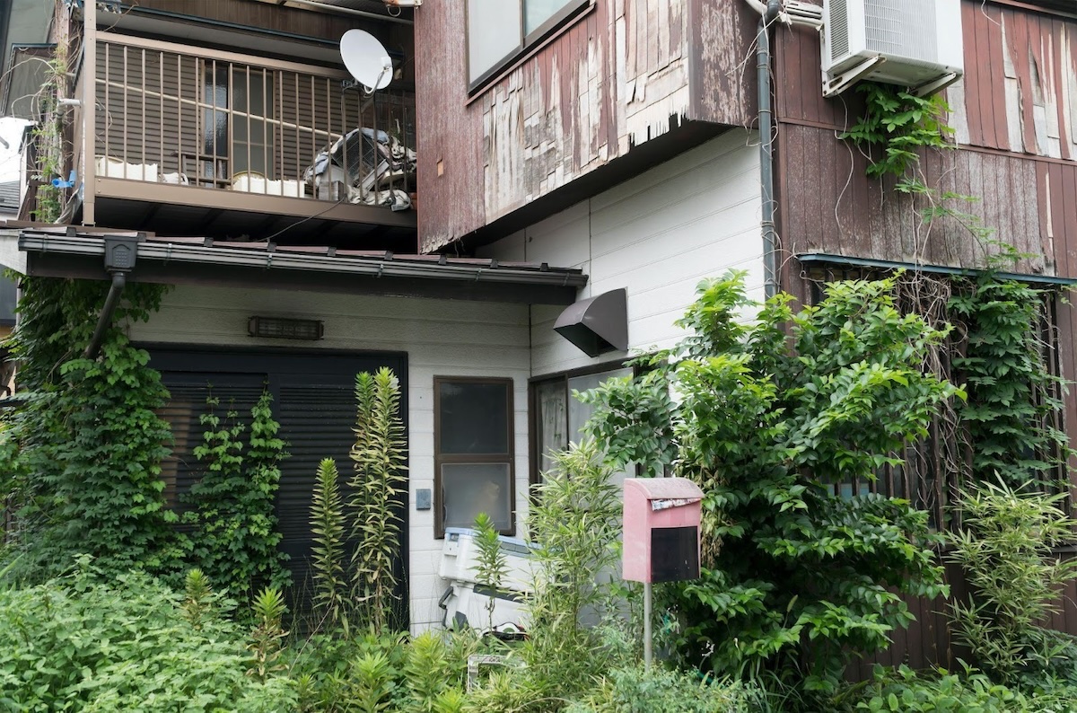 空き家の雑草対策はどうする？放置リスクから効果的な対策まで徹底解説 イメージ