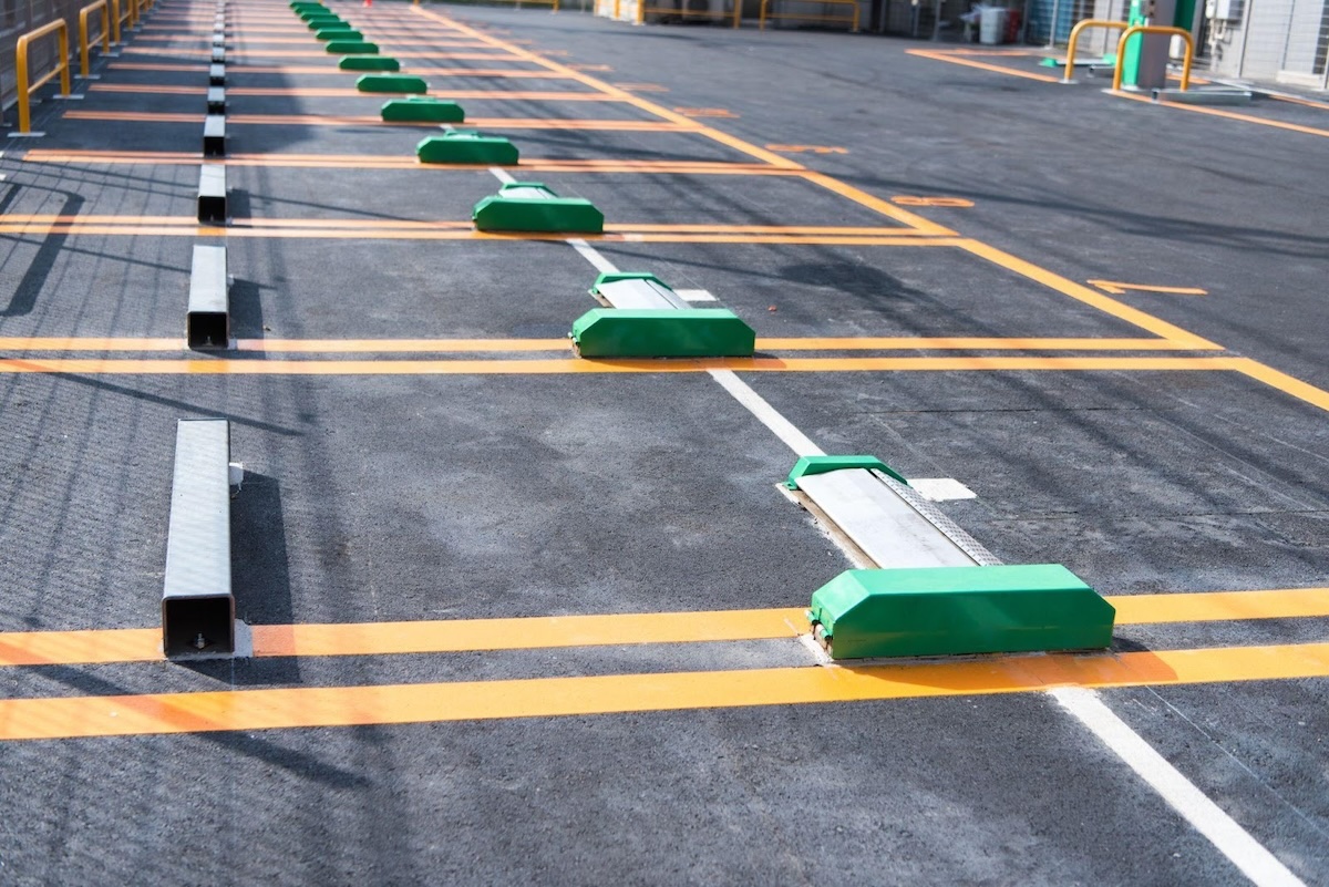 駐車場の区画ラインと車止め